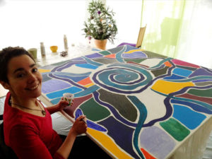 Corinne Grond bei der Arbeit am "Mosaik des Lebens"